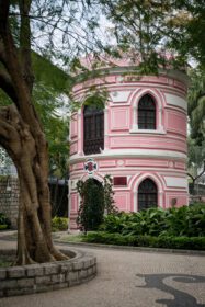 دانلود عکس ساختمان قدیمی معماری استعماری پرتغالی در باغ پارک ماکائو چین