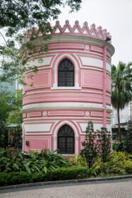دانلود عکس ساختمان قدیمی معماری استعماری پرتغالی در باغ پارک ماکائو چین