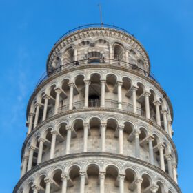 دانلود عکس پیزا توسکانی ایتالیا نمای بیرونی برج کج