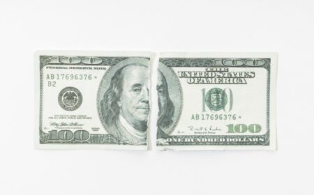 دانلود عکس اسکناس دلار جعلی پاره شده جدا شده در پس زمینه سفید
