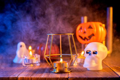 دانلود عکس مفهومی هالووین فانوس کدو تنبل نارنجی و شمع روی الف