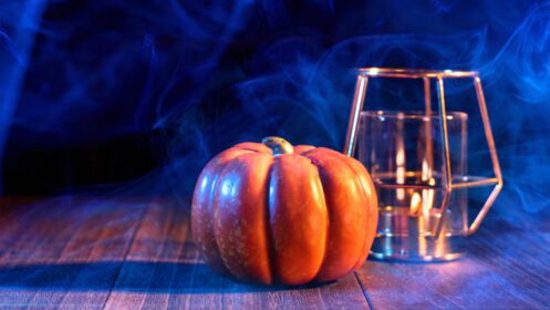 دانلود عکس مفهومی هالووین فانوس کدو تنبل نارنجی روی چوبی تیره