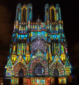 دانلود عکس نمایش نور رمز فرانسه در کلیسای جامع