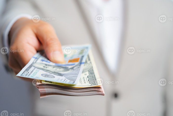 دانلود فوکوس عکس انتخاب و محو کردن پیش زمینه مرد تجاری و پول در