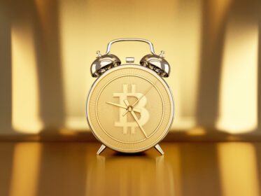 دانلود عکس سکه طلا ساعت زنگ دار مفهوم تجاری ارزشمند سه بعدی است
