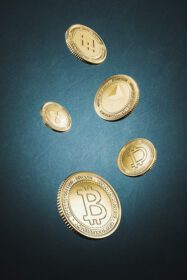 دانلود عکس سکه های بیت کوین طلایی شناور در پس زمینه آبی برای رمزنگاری