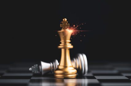 دانلود عکس شطرنج شاه طلایی ایستاده و شطرنج شاه نقره ای در حال سقوط روی