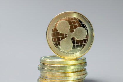 دانلود عکس طلایی ریپل پشته سکه رمز ارز دیجیتال است