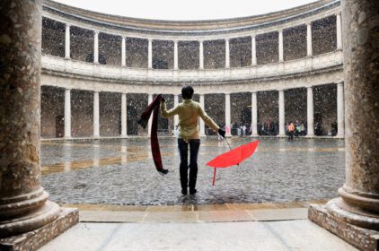 دانلود عکس برف بر روی زن با چتر قرمز در قصر