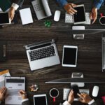 دانلود وکتور گل های عجیب و غریب احاطه کننده یک دست با حروف فکر کردن به احساسات شما