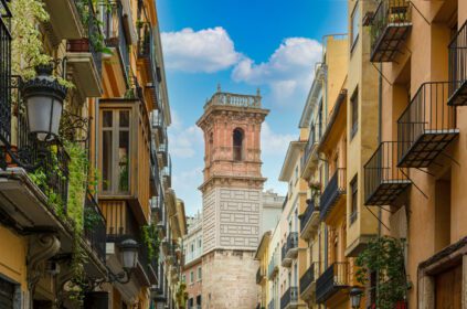 دانلود عکس اسپانیا خیابان های رنگارنگ والنسیا در مرکز شهر تاریخی