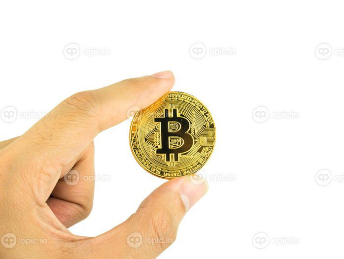 دانلود عکس با دست نگه دارید بیت کوین ارز دیجیتال جدا شده بر روی سفید
