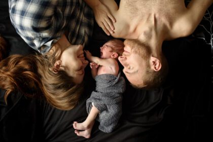دانلود عکس مامان و بابا در کنار پسر تازه متولد شده خود روی لباس سیاه