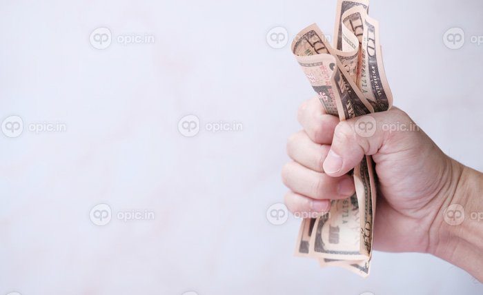 دانلود عکس نگه داشتن پول اسکناس و صرفه جویی در پول و مفهوم رشد کسب و کار