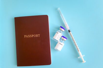 دانلود عکس پاسپورت با ویال واکسن و سرنگ سوزنی روی آبی
