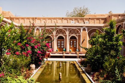 دانلود عکس باغ گل داخلی خانه سنتی خاورمیانه در یزد ایران