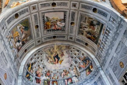 دانلود عکس ورونا ایتالیا نمای داخلی کلیسای جامع ورونا