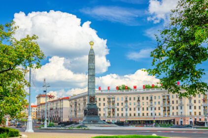 دانلود عکس میدان پیروزی در شهر مینسک با بنای گرانیتی پیروزی