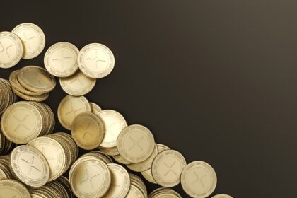 دانلود عکس موکاپ پشته سکه های طلایی ریپل برای ارزهای دیجیتال
