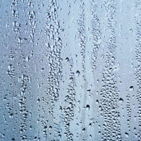 دانلود عکس قطرات باران روی پنجره در پس زمینه انتزاعی روزهای بارانی