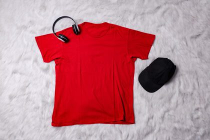 دانلود عکس موکاپ تی شرت قرمز با لوازم جانبی مرد در پس زمینه خاکستری
