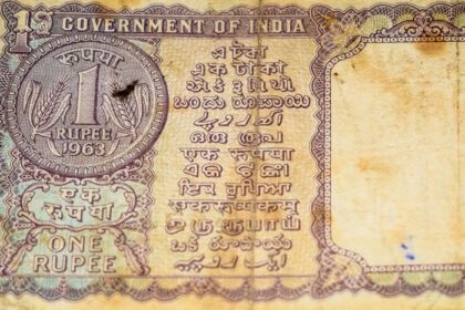 دانلود عکس اسکناس های قدیمی یک روپیه ترکیب شده روی میز پول هند روی میز