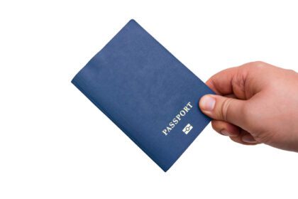 دانلود عکس پاسپورت در دست از نزدیک در پس زمینه سفید
