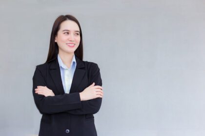 دانلود عکس کسب و کار حرفه ای زن آسیایی که لباس مشکی می پوشد