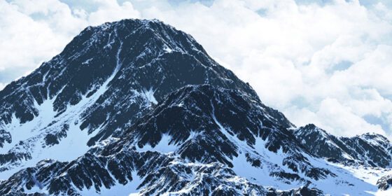 دانلود عکس قله های کوه پوشیده از برف با نمای کوه ابرهای پس زمینه