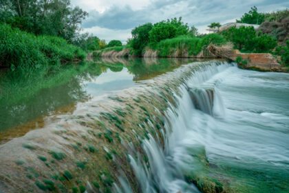 دانلود عکس آبشار در رودخانه تابستانی