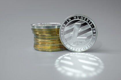 دانلود عکس silver litecoin ltc cryptocurrency coin stack crypto است
