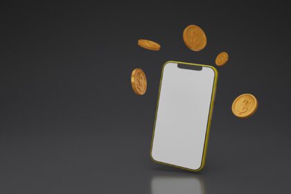 دانلود عکس گوشی هوشمند با صفحه نمایش خالی و احاطه شده با سکه طلایی