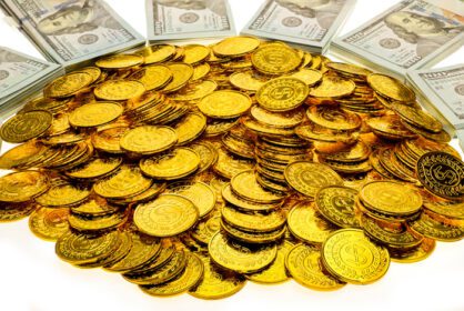 دانلود عکس پشته سکه طلا و اسکناس پول USD