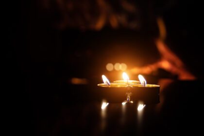 دانلود عکس سه شمع روی زمینه مشکی با شعله شومینه