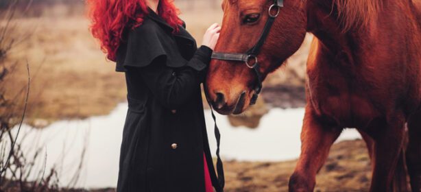 دانلود عکس زن با کت مشکی و اسب