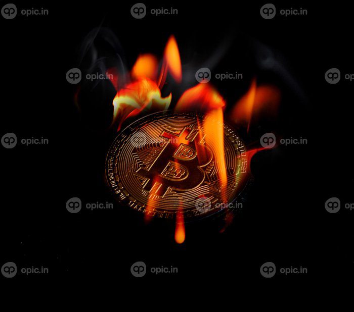 دانلود عکس بیت کوین طلایی در پس زمینه سیاه در آتش است