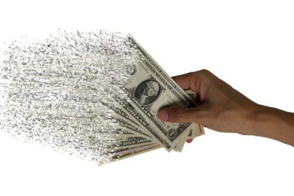 دانلود عکس گسترش ارز کاغذی دلار در دست خرج کردن