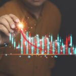 دانلود وکتور برگ های چند رنگ گرمسیری تابستان پس زمینه برگ بدون درز