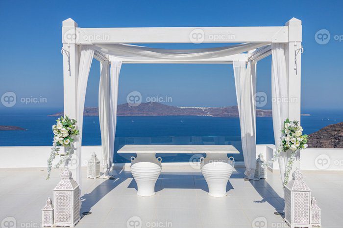 دانلود عکس تزیینات عروسی با گل رز در پس زمینه دریا