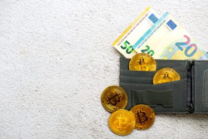 دانلود عکس نمای بالای سکه های بیت کوین طلایی در کیف پول با یورو