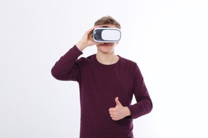 دانلود عکس مرد جوان با عینک واقعیت مجازی جدا شده روی سفید