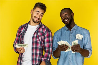 دانلود عکس دو مرد که پول در دست دارند در پس زمینه زرد