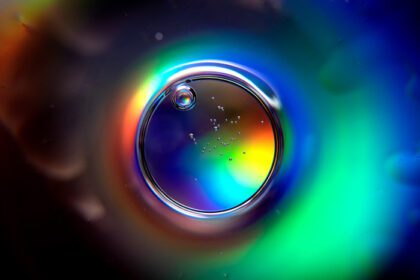 دانلود تصویر دایره انتزاعی با رنگ های طیفی و حباب