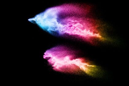 دانلود تصویر انتزاعی انفجار شن و ماسه رنگارنگ جدا شده روی سیاه