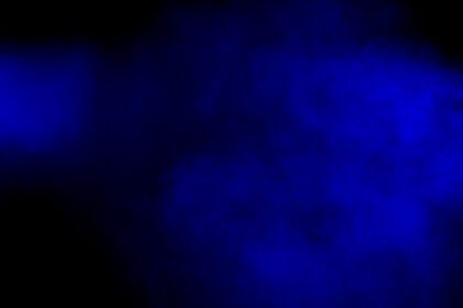 دانلود تصویر انتزاعی انفجار گرد و غبار آبی قرمز در پس زمینه سیاه انجماد
