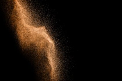 دانلود تصویر انتزاعی ابر شنی قهوه ای شن پاشیدن در برابر تاریکی