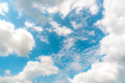 دانلود تصویر چکیده آسمان آبی زیبا و ابرهای کومولوس سفید