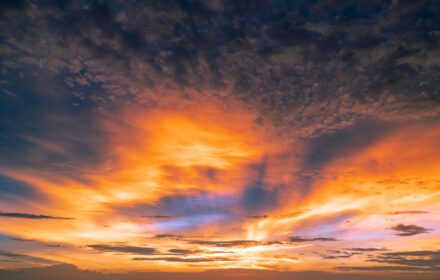 دانلود تصویر زیبای غروب آفتاب آسمان طلایی و نارنجی آسمان و ابرها با