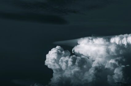 دانلود تصویر تاریک دراماتیک آسمان و ابرها پس زمینه مرگ و غمگین
