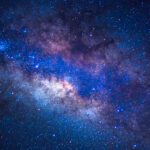 دانلود عکس بازیکن حرفه ای بدمینتون با استفاده از راکت ضربه شاتل خروس